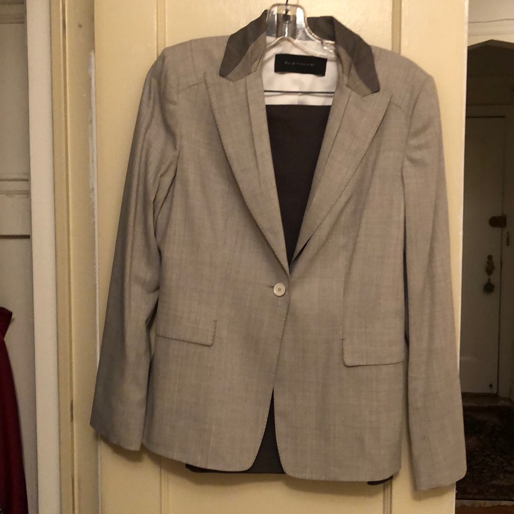 New Elie Tahari suit fully lined. Detailed collar